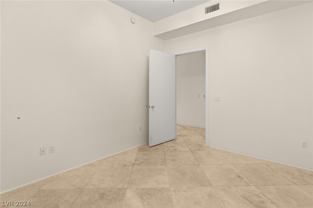 spare room featuring light tile patterned floors