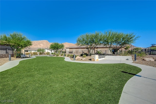 view of yard featuring a mountain view