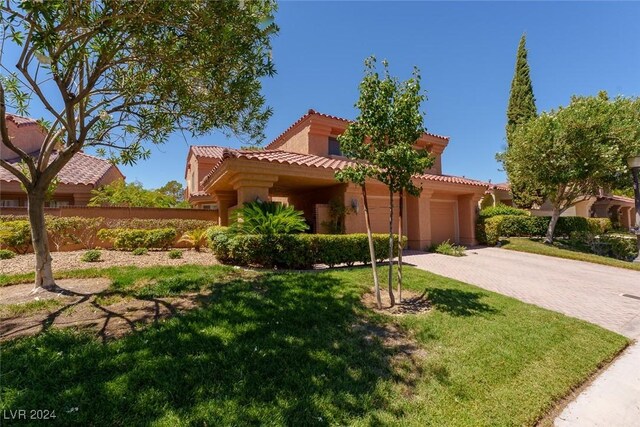 view of front of property featuring a front yard and a garage