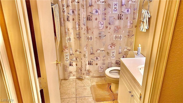 bathroom featuring a shower with curtain, vanity, and toilet