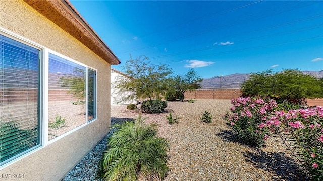 view of yard featuring a mountain view