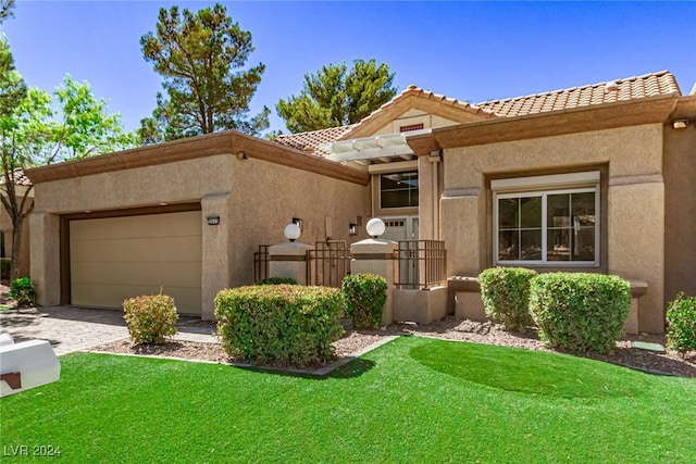 view of front facade featuring stucco siding, a garage, a front lawn, and a tiled roof