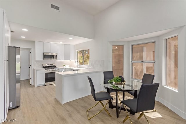 dining space featuring recessed lighting, visible vents, baseboards, and light wood-style floors