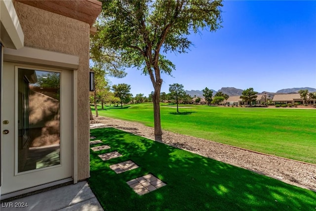 view of yard featuring a mountain view