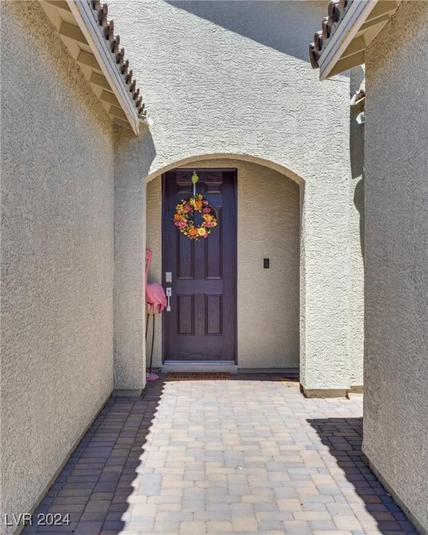 entrance to property with stucco siding