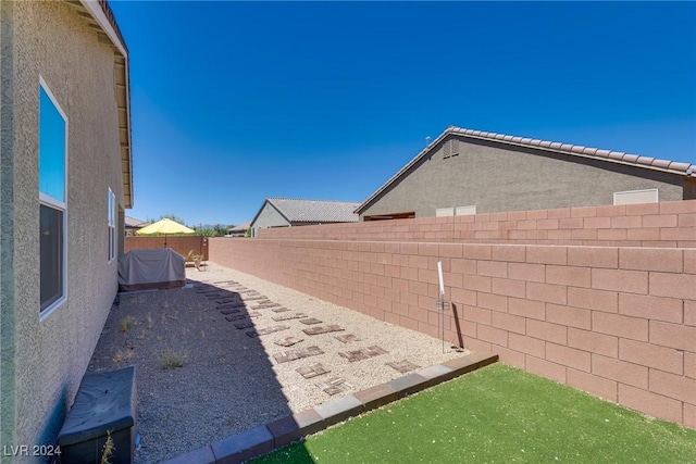 view of yard featuring a fenced backyard