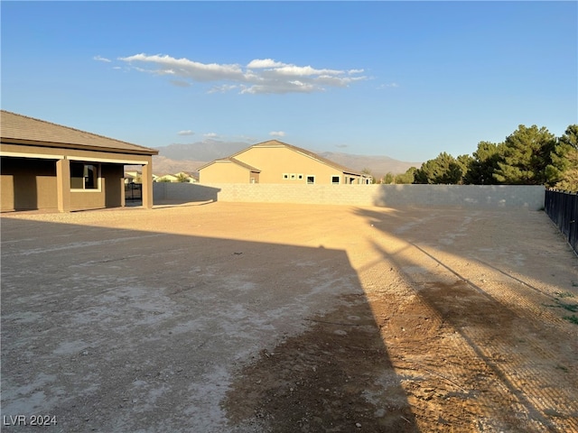 view of yard featuring a mountain view