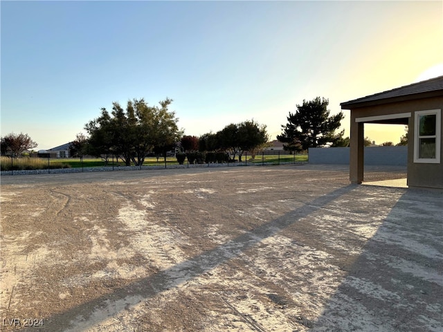 view of yard at dusk