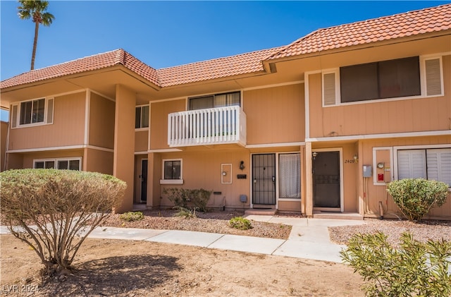 view of front of property featuring a balcony