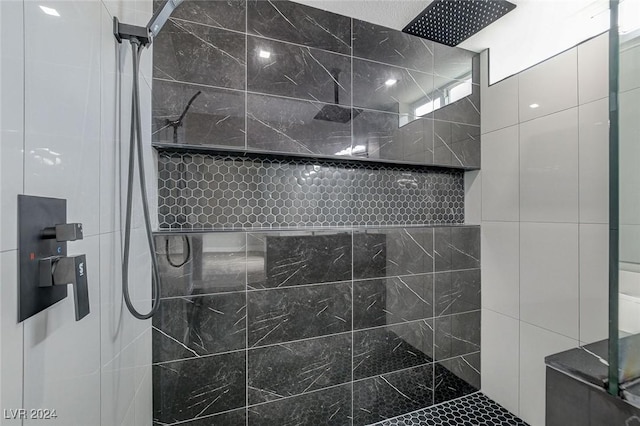 bathroom featuring tiled shower