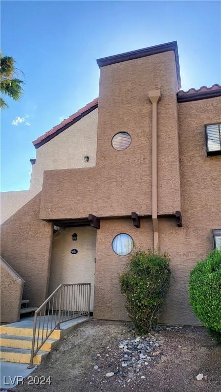 view of front facade featuring stucco siding