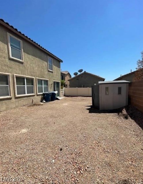 view of yard with a storage unit