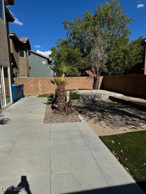 view of yard featuring a patio