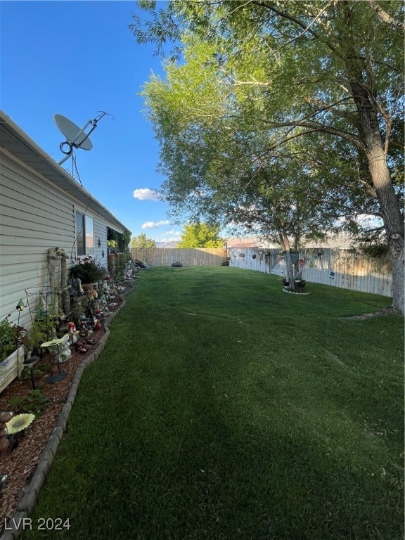 view of yard featuring a fenced backyard