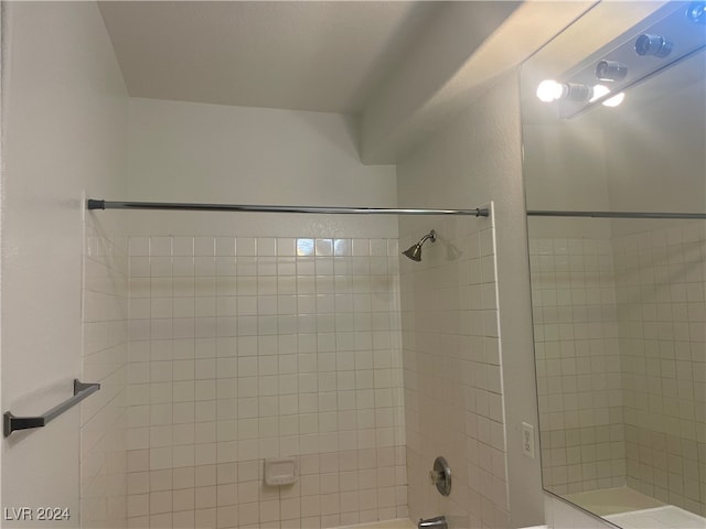 bathroom featuring a tile shower