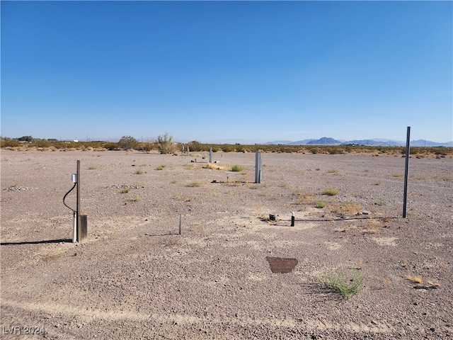 view of yard featuring a mountain view