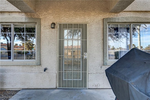 property entrance featuring stucco siding