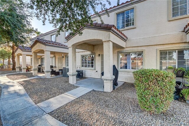 view of front of house featuring a patio