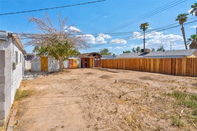 view of yard with a storage unit