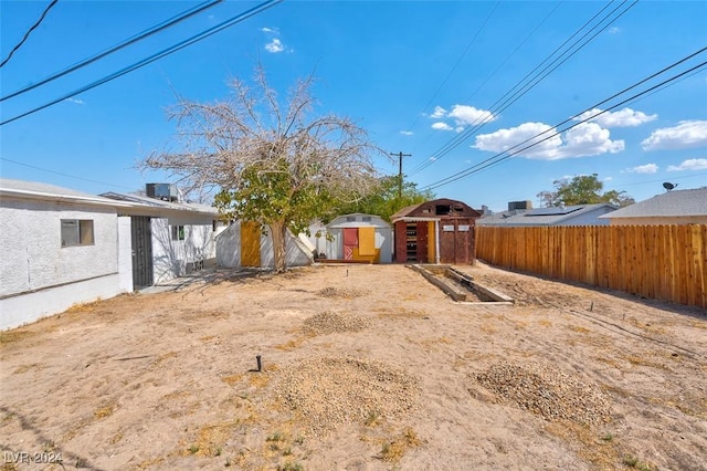 view of yard featuring a storage unit