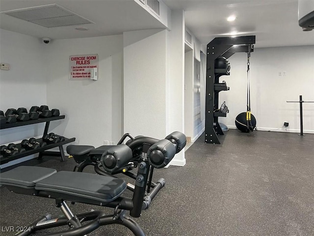 gym with visible vents and baseboards