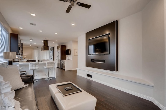 living room featuring dark wood finished floors, recessed lighting, visible vents, a ceiling fan, and baseboards