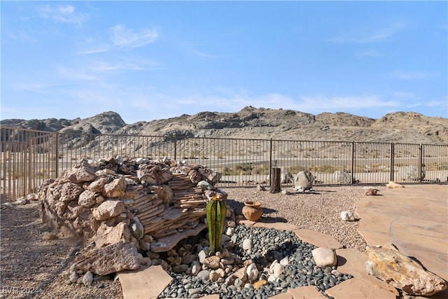 view of yard featuring a mountain view