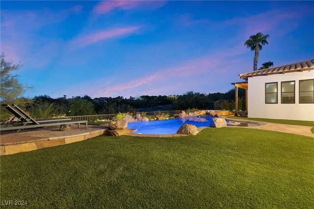 view of yard at dusk