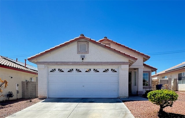 view of front facade featuring a garage