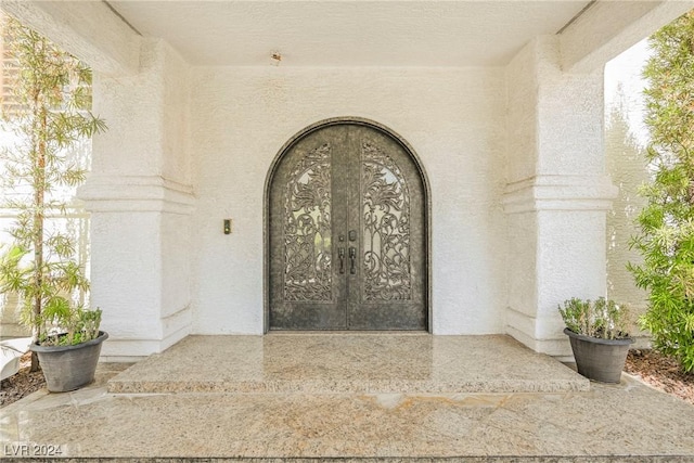 property entrance featuring stucco siding