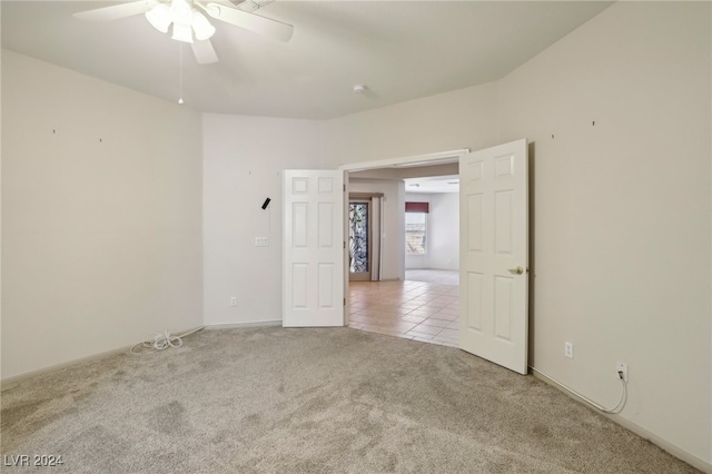 carpeted empty room featuring ceiling fan