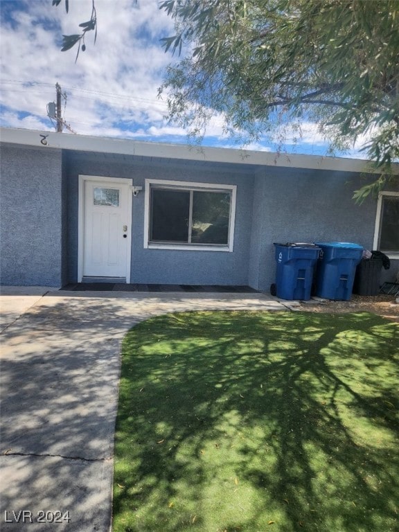 view of front of property with a front yard