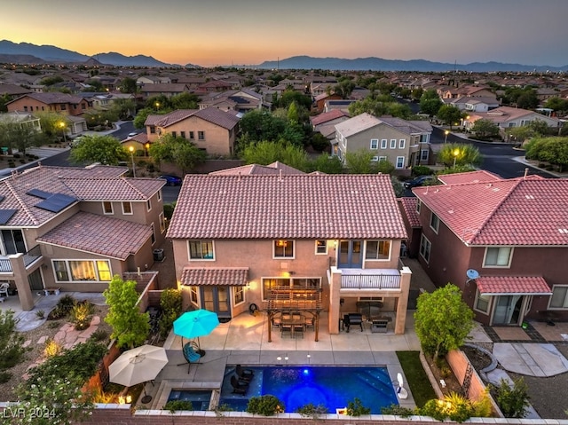 aerial view at dusk featuring a residential view and a mountain view