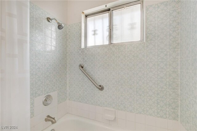 bathroom featuring tiled shower / bath combo