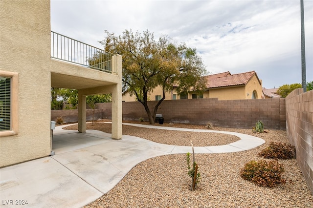 view of yard with a patio area