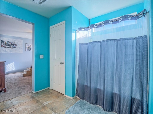 bathroom featuring a shower with shower curtain