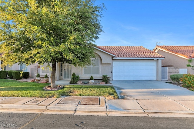 view of front of house featuring a front lawn and a garage