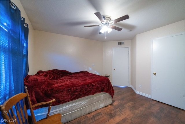 bedroom with ceiling fan