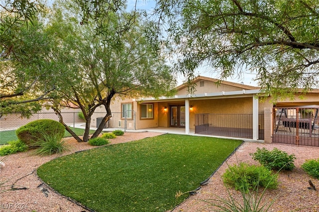 view of front of property featuring a front lawn