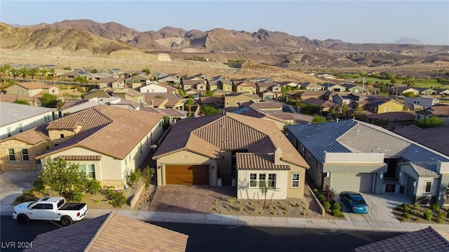 birds eye view of property featuring a mountain view