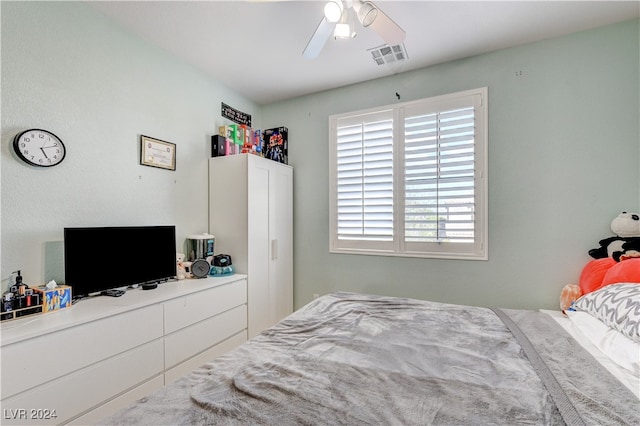 bedroom with ceiling fan