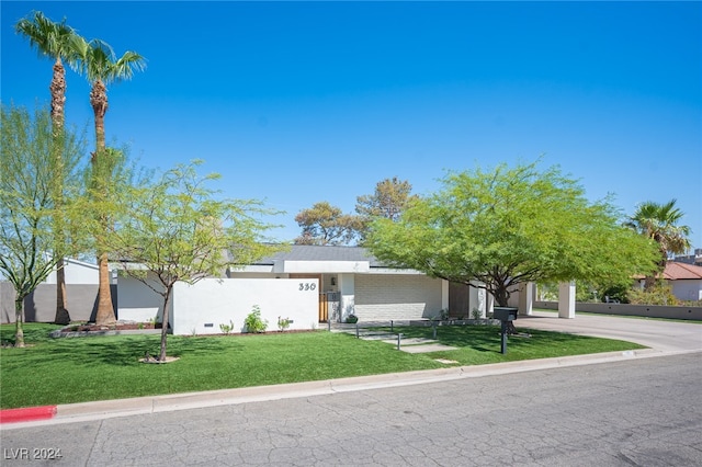 view of front of house featuring a front lawn