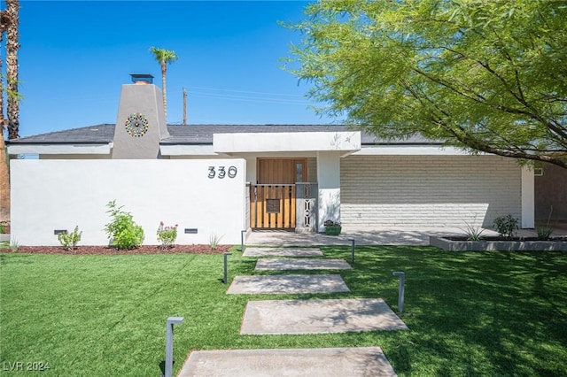 view of front of house featuring fence, crawl space, a gate, stucco siding, and a front yard