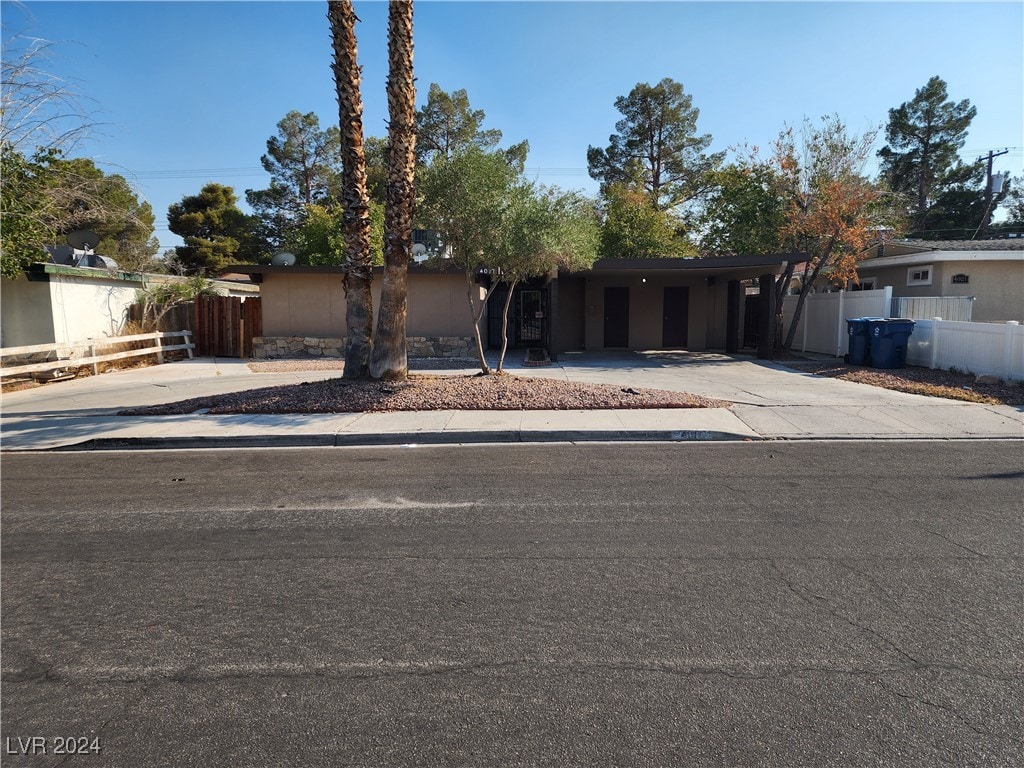 view of front of home featuring a carport