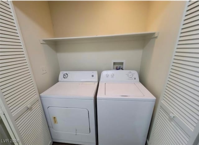 washroom featuring washing machine and clothes dryer