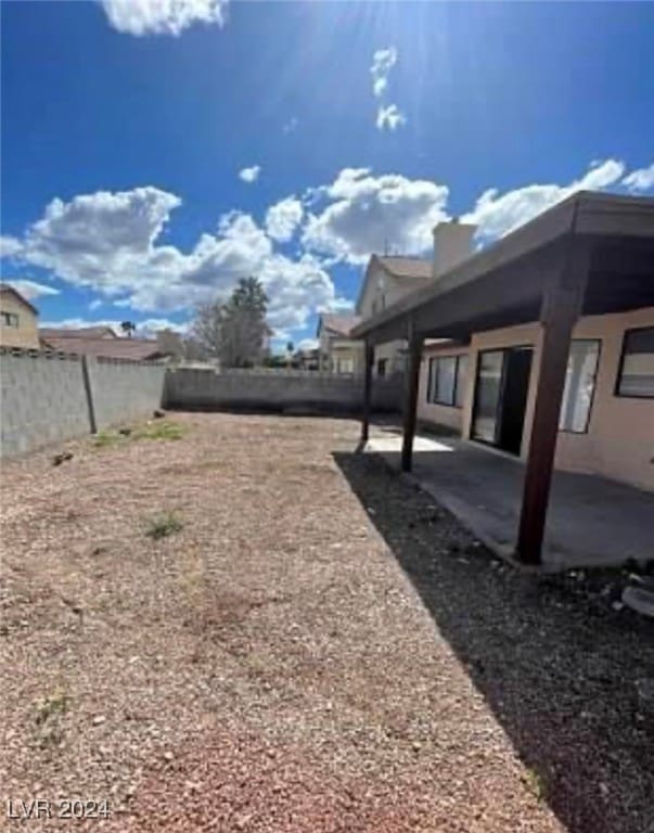 view of yard featuring a patio