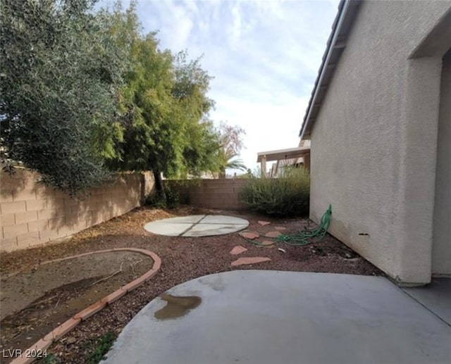 view of yard featuring a patio