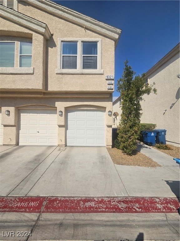 view of front facade featuring a garage