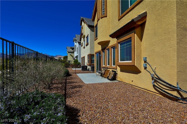 view of yard featuring a patio area