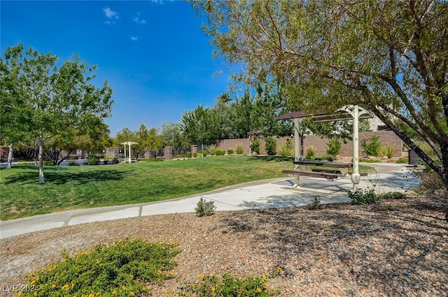 view of property's community featuring a yard